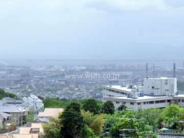 高台の住宅地にあり、遠くは大阪湾まで見渡せます