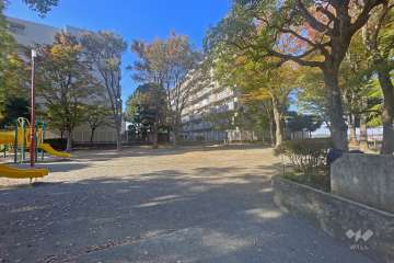 向かいには緑豊かな『南菅生けやき公園』があります。