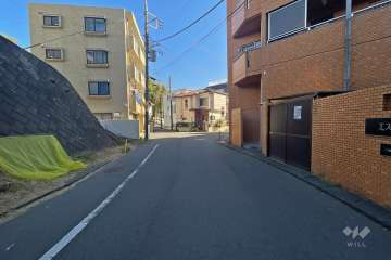 敷地北東側の前面道路（北西側から）