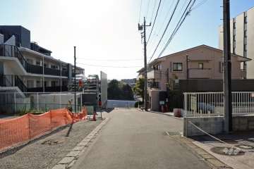 敷地南側の前面道路（東側から）