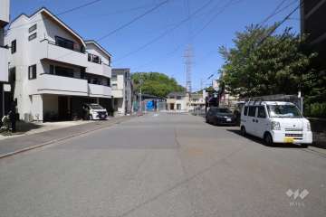 敷地西側の前面道路(南側から)