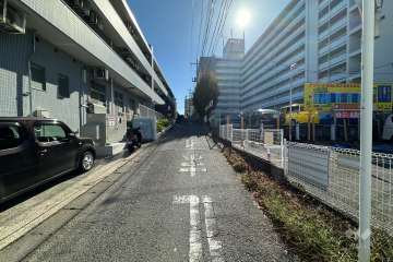 敷地北東側の前面道路（北西側から）