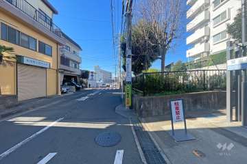 敷地南側の前面道路（東側から）