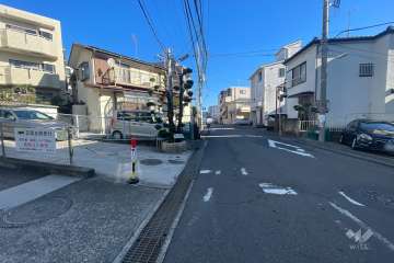 敷地南側の前面道路（西側から）