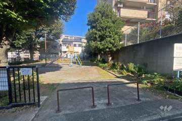 敷地西側に隣接する『有馬しいの木公園』