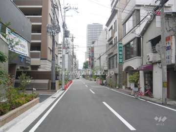 周辺は駅前の商業地で、住宅の他、店舗や事務所が多く立ち並んでいます。