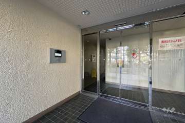 エントランスはオートロック付きです。