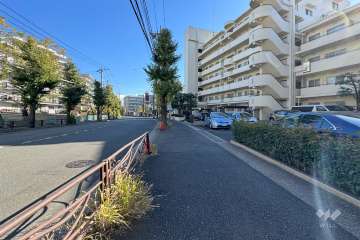 敷地北東側の前面道路