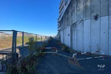 敷地西側の前面道路