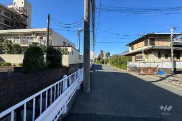 敷地の北側前面道路（東側から）