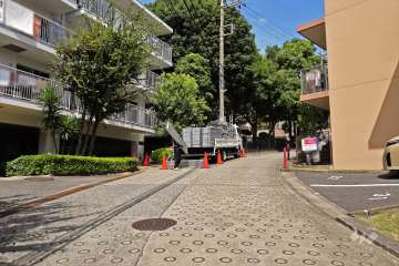 敷地東側の前面道路(南側から)