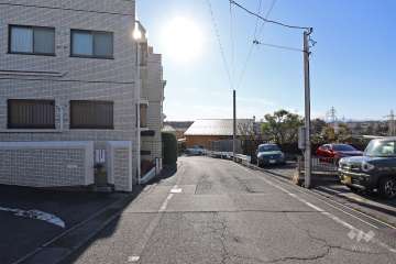 敷地北西側の前面道路（北東側から）