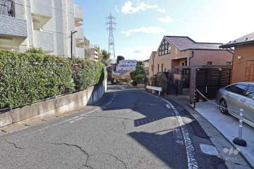 敷地南西側の前面道路（北西側から）