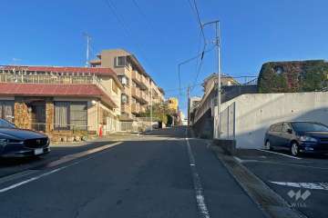 敷地北西側の前面道路（南西側から）