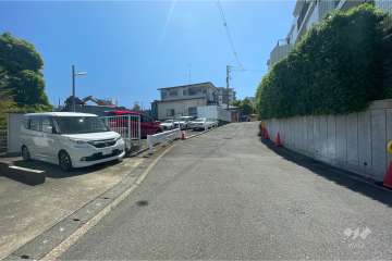 敷地北東側の前面道路（北西側から）