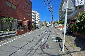 敷地北東側の前面道路（南東側から）
