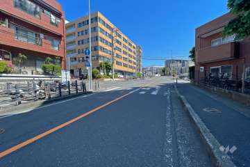 敷地南東側の前面道路（南西側から）