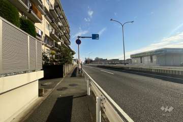 敷地南東側の前面道路（南西側から）