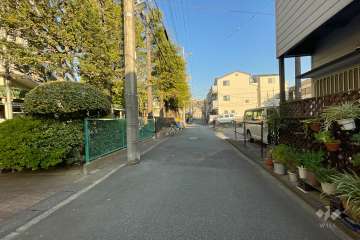 敷地の南側前面道路（西側から）