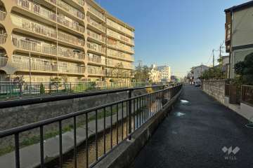 敷地西側は矢上川が流れています。