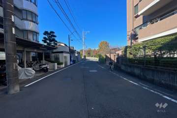 敷地北側の前面道路（東側から）