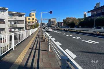 敷地南東側の前面道路（南西側から）