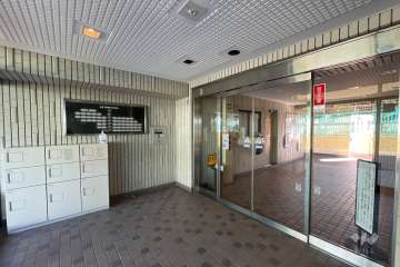 エントランスはオートロックと宅配ボックス付きです。