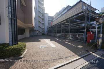 駐車場の出入口（リングシャッター付き）