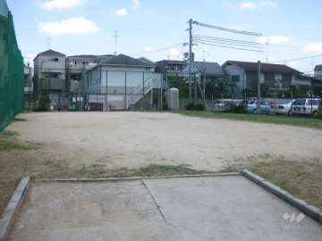 マンション北側に広場があります。