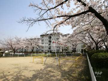 敷地内の公園。遊具も設置されています。