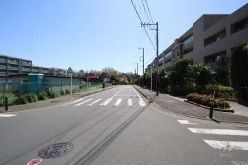 敷地北東側の前面道路