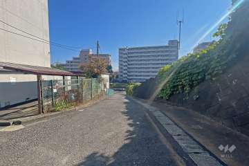 敷地南西側の前面道路（北西側から）