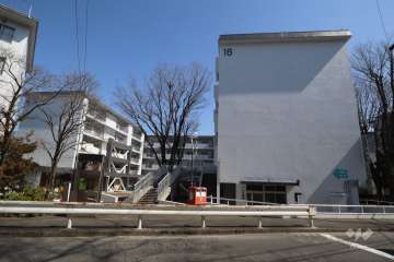 宮前平グリーンハイツ１６号棟の外観（西側から）