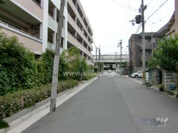 周辺の街並み。写真正面は名神高速道路の高架です。