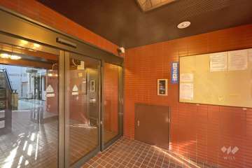 エントランスはオートロック付きです。