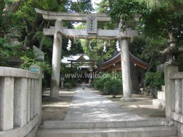 マンション東側には熊野神社があります。