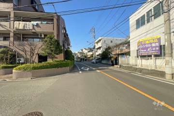 敷地北側の前面道路（東側から）