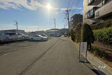 敷地東側の前面道路（北側から）