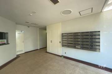 エントランスはオートロック付きです。