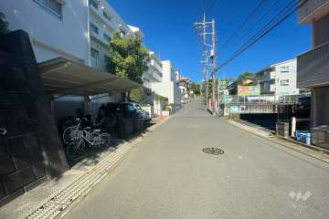 敷地北側の前面道路（東側から）