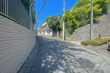 敷地西側の前面道路