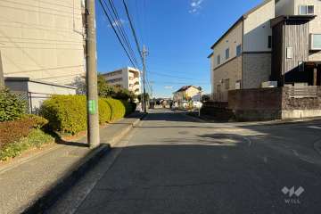 敷地南西側の前面道路（北西側から）