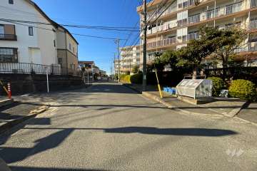 敷地南西側の前面道路（南東側から）