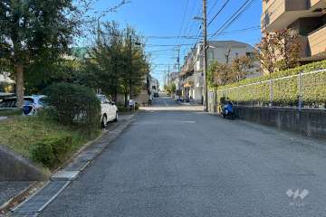 敷地北側の前面道路（東側から）