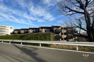 ヴィルヌーブ鷺沼1番館の外観（南西側から）　
