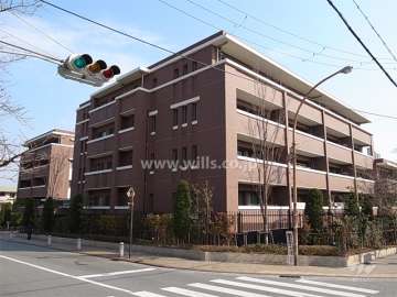シティハウス上甲東園の外観（南西側から）　建物はロの字型で配置されています。