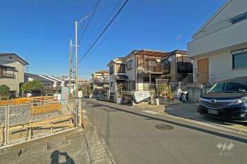 敷地の南側前面道路（東側から）