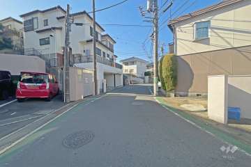 敷地の北側前面道路（東側から）