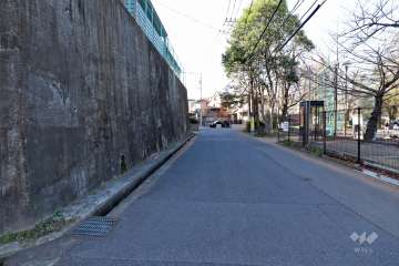敷地北側の前面道路（東側から）