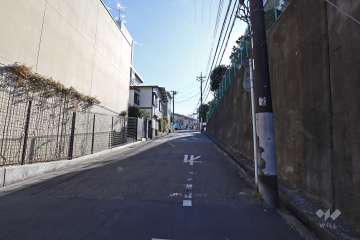 敷地東側の前面道路（北側から）